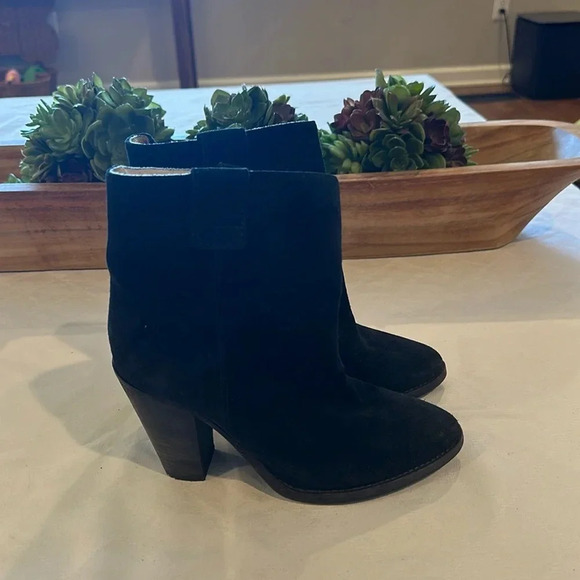Aquatilla Flo Black Suede Weatherproof Ankle Boots heeled Booties heels sz 5.5 - Picture 1 of 8